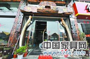 舟山一家門(mén)面及家具都以老船木為原料的茶行。