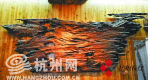 老船木制作的裝飾品。