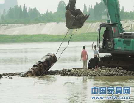 　6月22日，烏木被挖掘機(jī)從江中撈起。