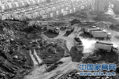 6月1日,廣西防城港市,眾多車輛在挖山造城。圖/CFP 6月1日,廣西防城港市,眾多車輛在挖山造城。圖/CFP