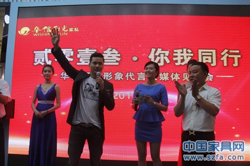 華信陽(yáng)光董事長(zhǎng)廖永福與代言人呂良偉與經(jīng)銷(xiāo)商、媒體見(jiàn)面