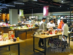 進駐大型購物商場的家品店，人流也比平時多了不少。